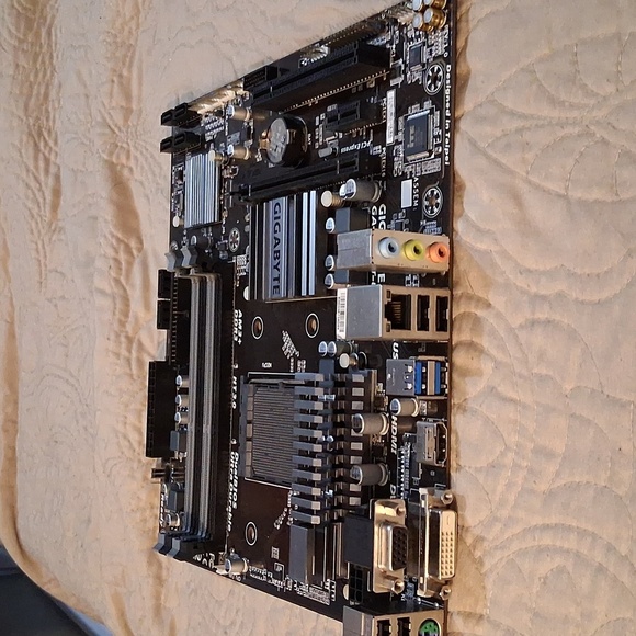 GIGABYTE GA-78LMT-USB3 R2 Motherboard - Picture 3 of 7